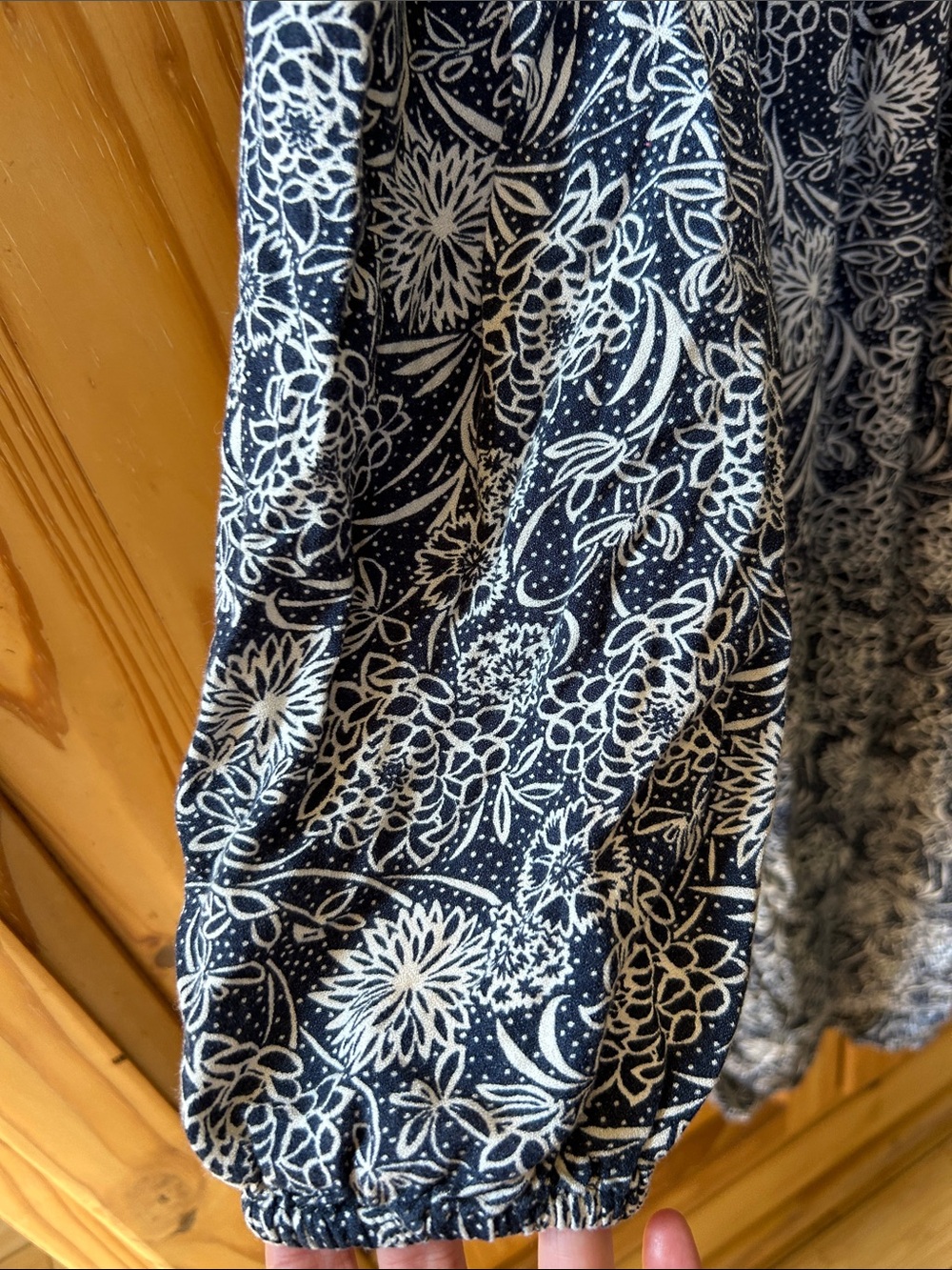 Hinge Tunic Navy and White V-Neck Printed Top 100% Viscose Medium - Picture 5 of 8